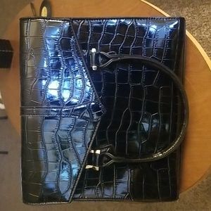 Really beautiful faux crocodile handbag: does have bottom protector feet.